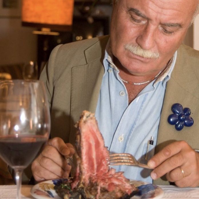 Gianni Mercatali alle prese con una bistecca di Dario Cecchini